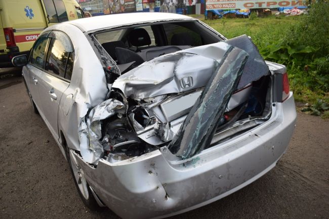 В Ухте пьяный водитель на грузовике врезался в автомобиль Honda Civic